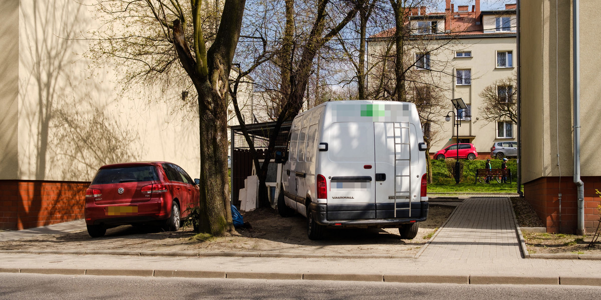 Prezydent Katowic Marcin Krupa (45l.) wypowiada wojnę kierowcom, którzy parkują na skwerach. Samochody stojące na zieleńcu w katowickiej Koszutce. 