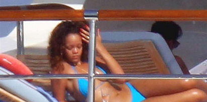 Rihanna smaży się w bikini