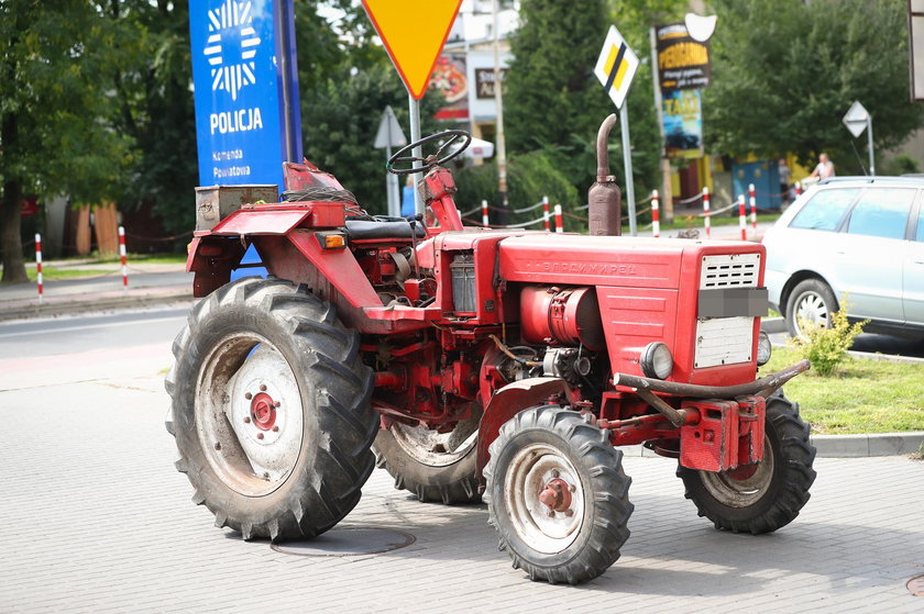 Furiat wjechał traktorem do Tesco w Stalowej Woli