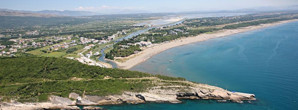 <strong>Ulcinj, Czarnogóra</strong>
<br></br>
Najbliższe lotnisko: Port lotniczy Podgorica
<br></br>
Kurort Ulcinj należy do najchętniej odwiedzanych w Czarnogórze. Położony jest nad Adriatykiem, na południowym krańcu wybrzeża czarnogórskiego, tuż przy granicy z Albanią. Zaletą tego miejsca są bardzo długie, piaszczyste plaże, za którymi niekiedy rozciągają się gaje oliwne. Najdłuższą jest Wielka Plaża (Velika plaža) licząca sobie aż 13 km. Warto też zajrzeć do samego miasta, które posiada starówkę i zabudowę liczącą 2 tysiące lat. 
<br></br>