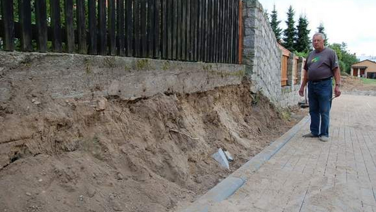 Mieszkańcy ulicy Kukułczej w Szczecinku protestują przeciwko budowie nikomu niepotrzebnego chodnika, który na dodatek dewastuje ogrodzenia ich posesji.