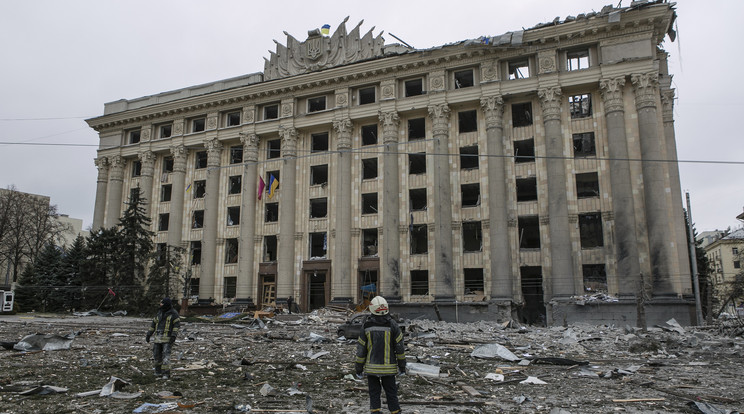 Törmelék borítja a harkivi városháza romos épülete előtti teret egy orosz rakétatámadást követően 2022. március 1-jén / Fotó: MTI/AP/Pavel Dorogoj
