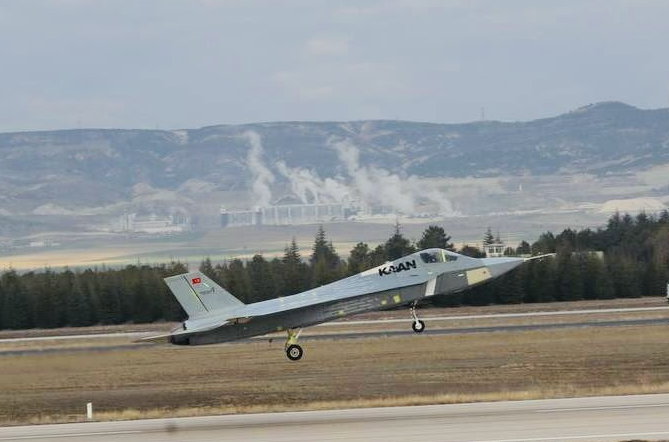 Pierwszy lot tureckiego samolotu bojowego Kaan.