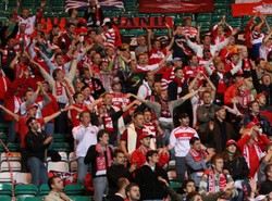 Wybrali się na ligowy mecz... łódką