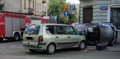 Nissan uderzył w kamienicę i przewrócił się na bok!