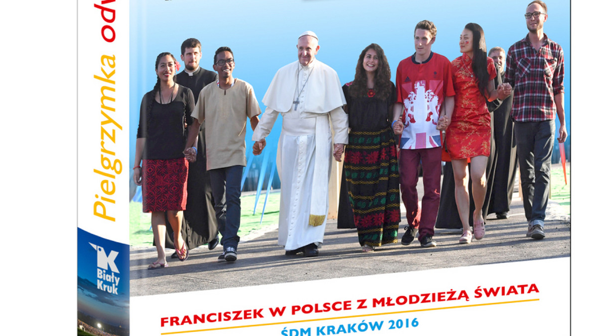 Papież Franciszek dopiero w niedzielę wieczorem opuścił Polskę, ale już ukazało się dzieło, dzięki któremu Światowe Dni Młodzieży w Krakowie pozostaną niezapomniane. Jest nim bogato ilustrowana (ponad 230 zdjęć) książka "Pielgrzymka odwagi i nadziei. Franciszek w Polsce z młodzieżą świata" wydawnictwa Biały Kruk. Pierwsze egzemplarze trafią na półki księgarskie już 8 sierpnia.