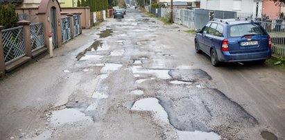 Załatanie dziur asfaltem w drodze gruntowej nie pomogło. Poznańska ulica znów jak pobojowisko