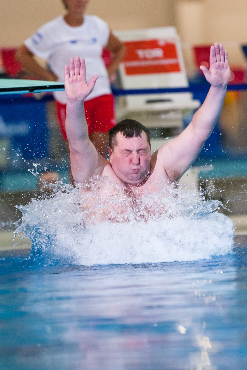 Adam Kraśko z "Rolnik szuka żony" na basenie „Celebrity Splash”