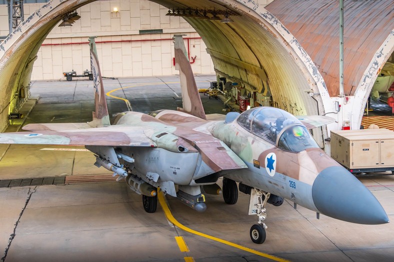 Izraelski F-15. Choć historia tego samolotu ma już kilkadziesiąt lat, to Izrael zdecydował się na zakup 50 nowych F-15EX (w tym 25 w ramach podstawowego zamówienia i 25 w ramach opcji).