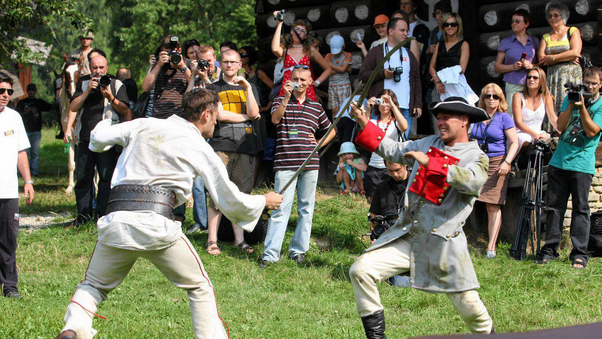 300 lat temu, 17 lub 18 marca w słowackim Liptowskim Świętym Mikułaszu legendarny karpacki zbójnik Juraj (Jerzy) Janosik został powieszony na haku za żebro. Po śmierci Janosik stał się narodowym bohaterem Słowaków. Jego legenda jest także żywa w Polsce.