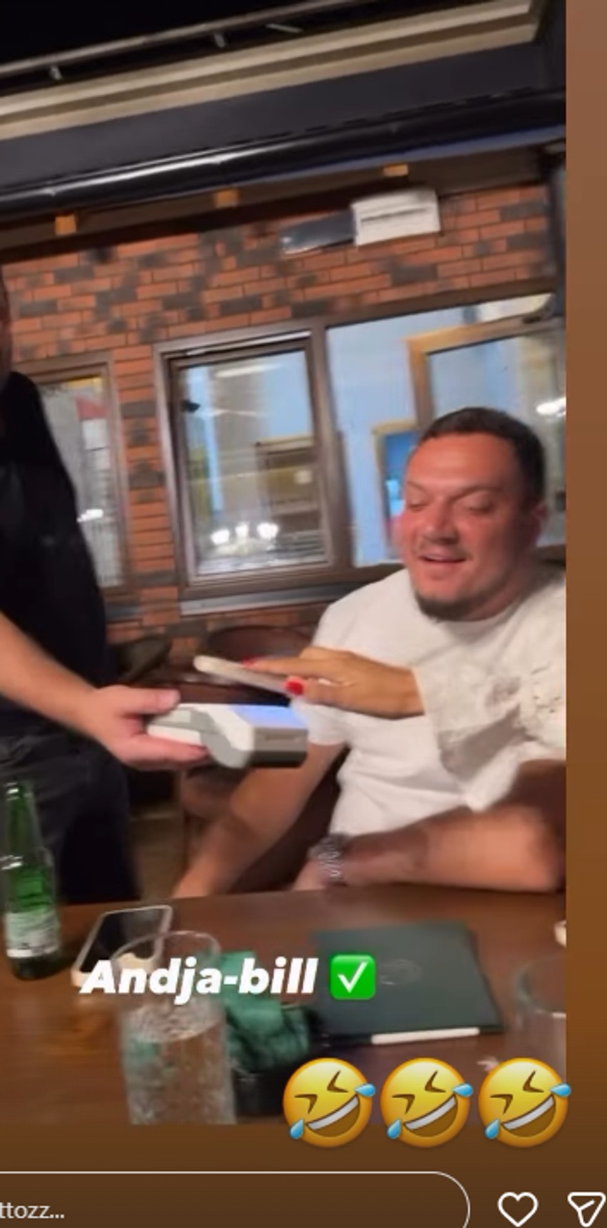 Gastoz pije, a Anđela plaća: Snimak iz kafane koji je podigao prašinu