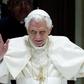 Benedykt XVI papież audiencja generalna stoi ręce rozłożone