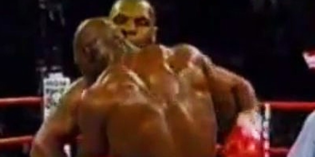 Mike Tyson w walce z Evanderem Holyfildem.