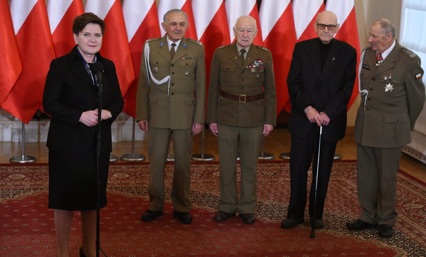 Henryk Atemborski dopiero w wolnej Polsce został doceniony za swoją służbę ojczyźnie. Na zdjęciu spotkanie z ówczesną premier Beatą Szydło.