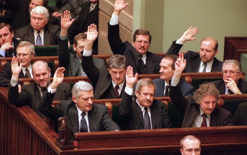 Ostatnie dwa lata Sejmu IV kadencji upłynęły w chaosie związanym z tarciami wewnątrz koalicji, a także długotrwałym opuszczeniem jej przez Unie Wolności (dymisje unijnych ministrów były rozłożone w czasie). Na skutek wielu różnych czynników – wśród nich przegranej Mariana Krzaklewskiego w wyborach prezydenckich z Aleksandrem Kwaśniewskim czy ujawnienie tzw. Dziury Bauca – Akcja Wyborcza Solidarność zaczęła się rozpadać, a tworzący ja posłowie zaczęli zastanawiać się nad tworzeniem „kół ratunkowych”. Rozpad AWS oznaczał brak wspólnej listy wyborczej prawicy w wyborach parlamentarnych w 2001 r., a słabość postsolidarnościowych ugrupowań utorowała drogę do powrotu SLD do władzy. Na gruzach AWS powstały dwa ugrupowania dominujące w polityce do dziś – PiS oraz PO.