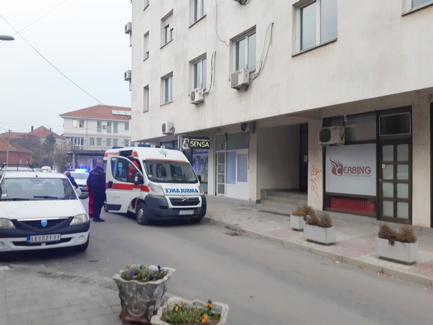 Majka bacila bebu sa terase