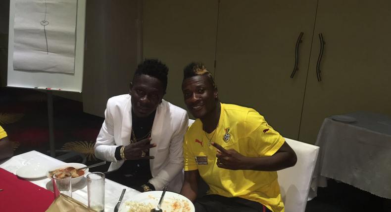 Shatta Wale poses with Asamoah Gyan [right]