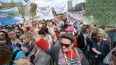 Manifestacja przeciwników zmian dotyczących żłobków. Petycje w MRPiPS i KPRM