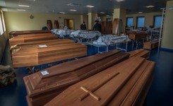 'Transporty grozy' we Włoszech. Wojsko wywozi trumny z ciałami zmarłych z Bergamo