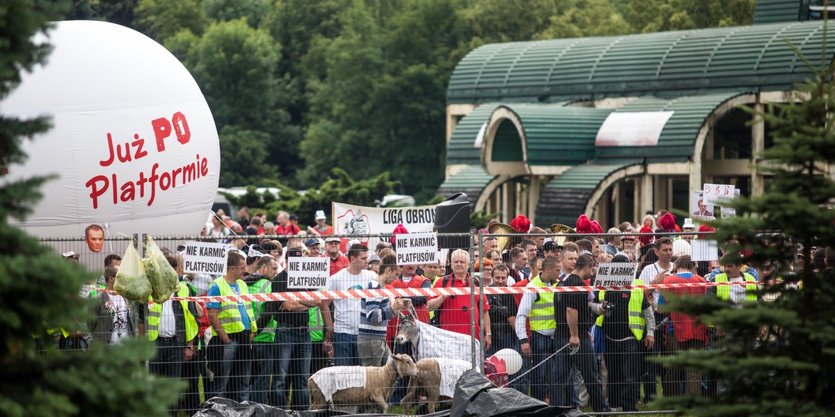 Manifestacja w czasie konwencji PO