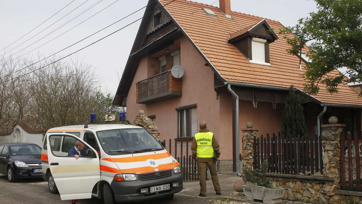 Szaleniec zabił mieczem na Węgrzech co najmniej cztery osoby a trzy zranił. Do tragedii doszło w prywatnym domu w miejscowości Kulcs, 60 kilometrów na południe od Budapesztu - podała agencja MTI, powołując się na służby ratownicze. Antyterroryści obezwładnili już mężczyznę.