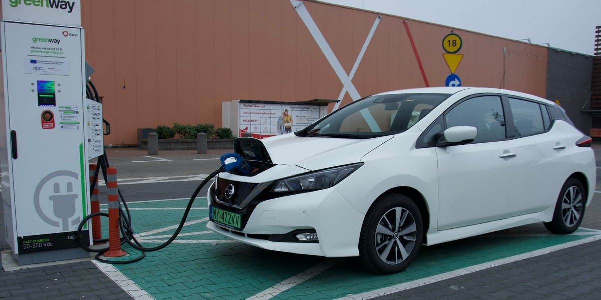 Nissan Leaf, którego koszty mieściły się w limicie rządowego programu dopłat, to auto oferujące mniejszy komfort podróży i przede wszystkim mniejszy zasięg. Przy słabo rozwiniętej sieci ładowania w Polsce stawia to praktyczność e-auta pod znakiem zapytania. A większy zasięg = większa bateria = wyższa cena  = brak dopłaty. 