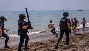 Migranti pokušavaju da pređu iz Maroka u špansku enklavu Seutu, Španija digla vojsku