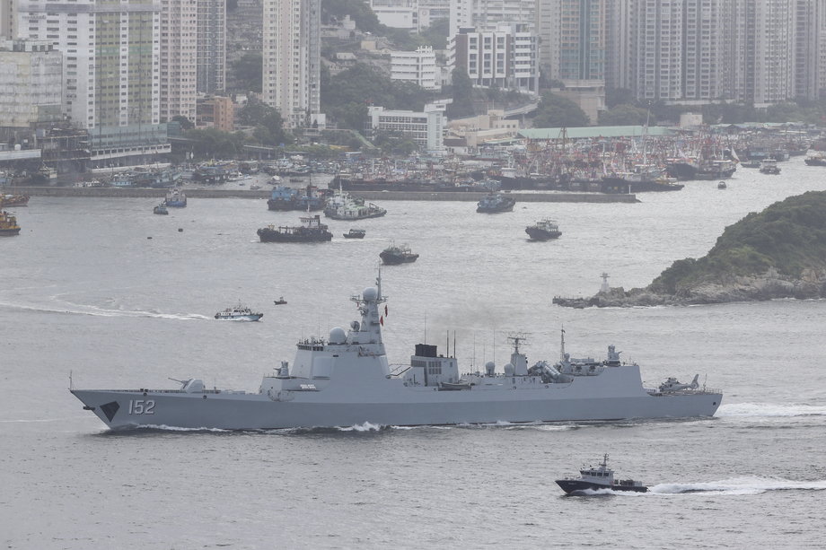 Niszczyciel typu 052C Jinan wypływa na wody Hongkongu