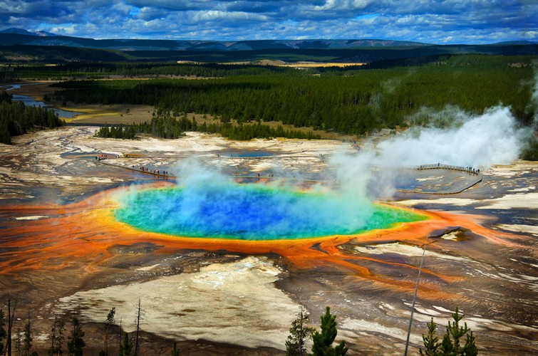 <strong>Park Narodowy Yellowstone</strong>
<br></br>
Yellowstone National Park leży na terenie trzech stanów: Wyoming, Montana i Idaho. Jest najstarszym parkiem narodowym na świecie. Na jego terenie znajdują się słynne gejzery, gorące źródła, wulkany błotne, fumarole i wodospady.
<br></br>
Park usytuowany jest na rozległym wulkanicznym płaskowyżu, pod którym na głębokości 7–17 km znajduje się komora magmowa. Park jest rozcięty głębokim wąwozem rzeki Yellowstone. W 1978 park Yellowstone został wpisany na listę światowego dziedzictwa kultury i przyrody UNESCO.