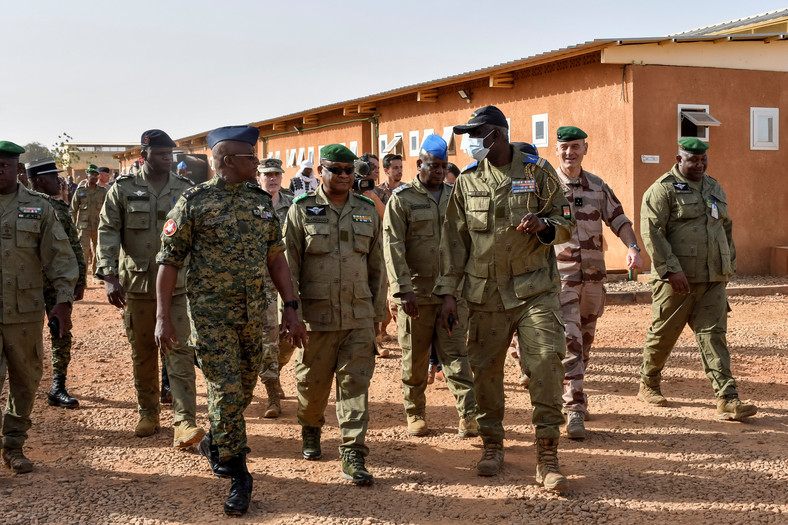 Nigeryjscy przywódcy wojskowi i Eric Ozanne, dowódca wojsk francuskich w Sahelu, we francuskiej bazie wojskowej w Niamey, Niger, 22 grudnia 2023 r.