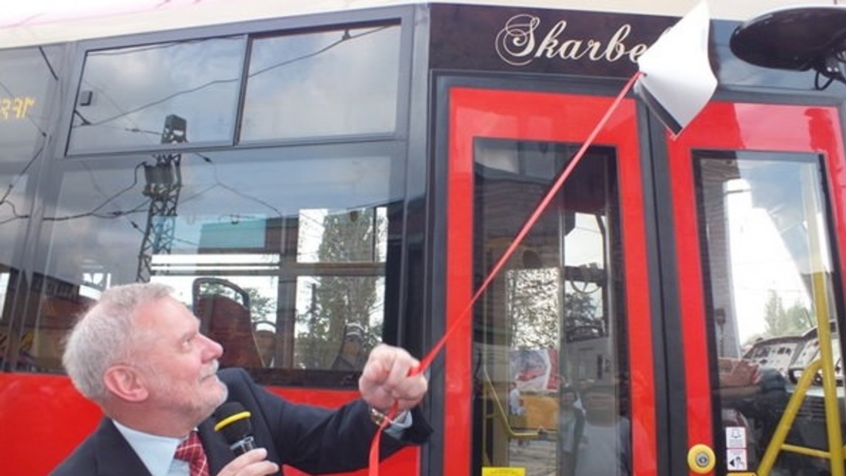 Decyzją pasażerów, na 12 nowych śląskich tramwajach widnieć będzie imię Skarbek. W dwuetapowym głosowaniu pasażerowie wybrali imię dla nowych tramwajów typu Moderus Beta. – Skarbek, czyli – zgodnie z podaniami i legendami – duch zamieszkujący kopalnie, strzegący pracujących górników i podziemnych zasobów naturalnych, będzie woził pasażerów, a na torach pojawi się już tej jesieni – informują przedstawiciele Tramwajów Śląskich.