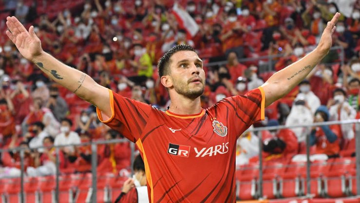 Jakub Świerczok w barwach Nagoyi Grampus