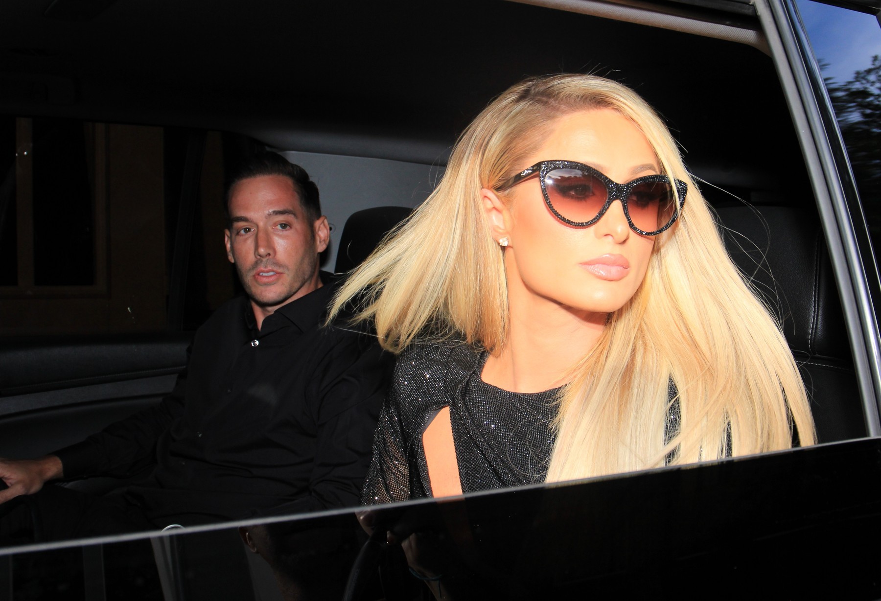 Na svadbu Britney Spears prišla aj Paris Hilton. 