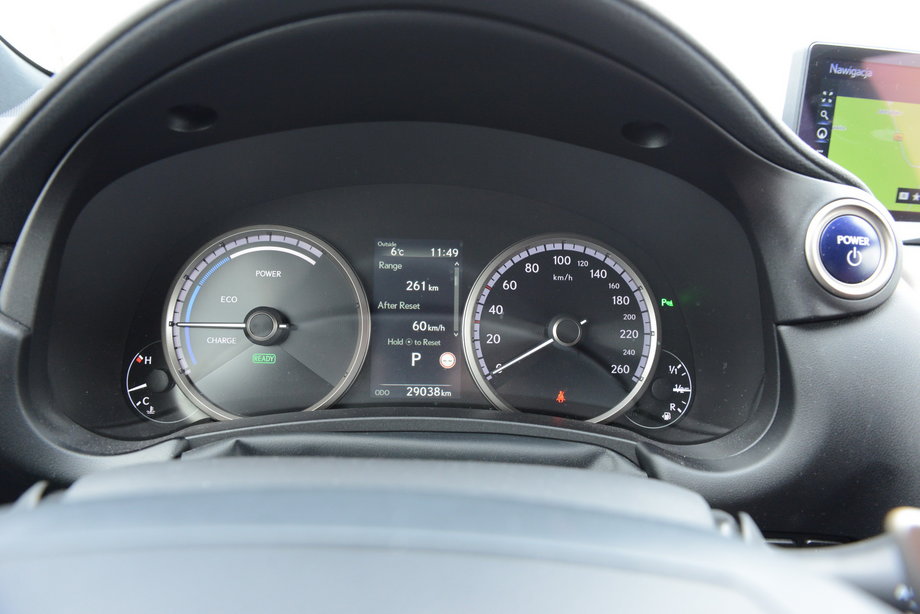 Lexus NX 300h pozwala śledzić zużycie paliwa dzięki ekranowi komputera pokładowego. To miły dla oka widok, bo podawane tu wartości zwykle są bardzo małe.