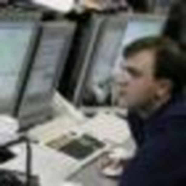 Makler royjskiej firmy Troyka Trading Company w Moskwie śledzi notowania akcji. Fot. Bloomberg