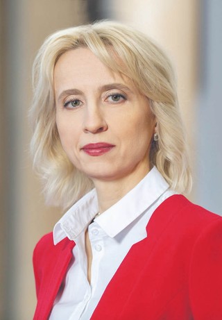 Teresa Czerwińska od 2020 r. jest wiceprezeską Europejskiego Banku Inwestycyjnego, wcześniej była m.in. ministrą finansów i członkinią zarządu Narodowego Banku Polskiego