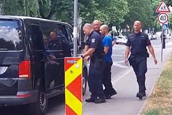 DRAMA U ZAGREBU Muškarac pretio da će se razneti bombom! Okružili ga policajci sa štitovima, stanari u šoku: "Hodao je od zgrade do zgrade"