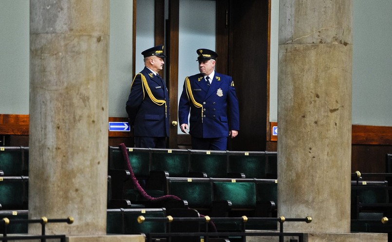 Ustawa o Straży Marszałkowskiej rozszerza jej kompetencje, przydzielając m.in. zadania polegające na: prowadzeniu rozpoznania pirotechniczno-radiologicznego osób, pojazdów, terenów i obiektów Sejmu i Senatu, podejmowaniu działań zmierzających do neutralizacji zagrożeń i wykrywanie urządzeń podsłuchowych na terenach, w obiektach i w urządzeniach będących w zarządzie Kancelarii Sejmu i zarządzie Kancelarii Senatu