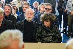 Internautka krytykuje Grocholę za udział w pogrzebie Urbana. Jak tłumaczyła się pisarka?