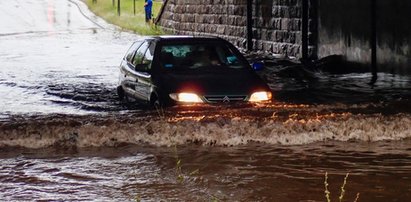 Ulewa! Zalane ulice, samochody, piwnice i ofiara podtopienia!