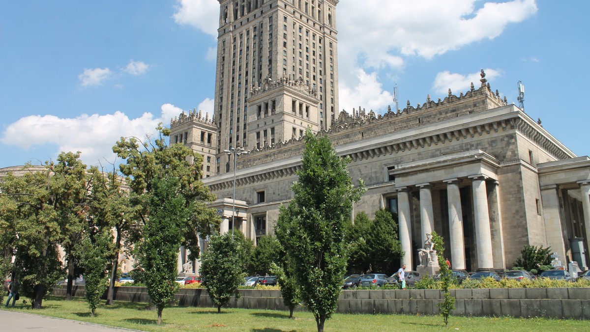 Co najmniej do 27 października w areszcie będą przebywać podejrzani o korupcję i oszustwo ws. reprywatyzacji nieruchomości pod dawnym adresem Chmielna 70 w Warszawie mec. Robert N., b. urzędnik Ratusza Jakub R. oraz jego rodzice Wojciech R. i Alina D. - ustaliła PAP.