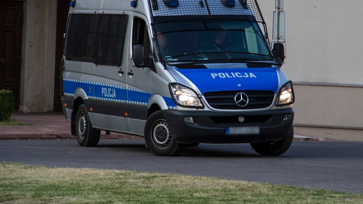 Łącznie dziewięć zarzutów usłyszał 18-letni mieszkaniec Gdyni, który kilka dni temu został zatrzymany przez policję z Rumi. Młody mężczyzna, który ma już na koncie ponad dwuletni wyrok, jadąc skradzionym samochodem nie zatrzymał się do kontroli drogowej. W trakcie badania okazało się, że 18-latek znajduje się pod wpływem narkotyków i nie ma uprawnień do kierowania pojazdem.