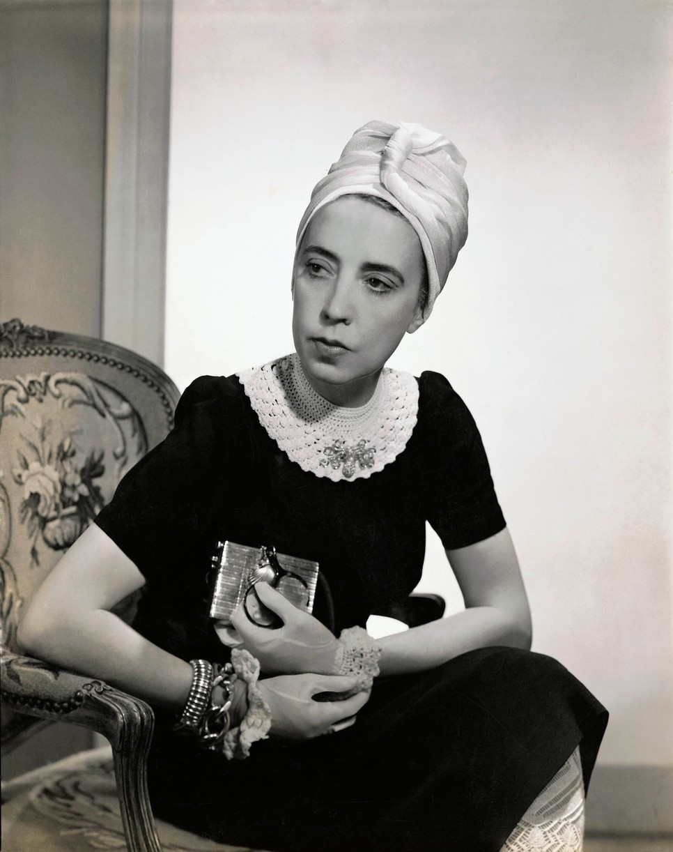 1940-ben így pózolt Elsa Schiaparelli a Vouge-nak - egy maga tervezte ruhában és turbánban.