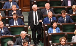 "Demokracja putinowska", "Krajowa Rada Ziobrownictwa", kpiny z Petru. Nowelizacja ustawy o SN uchwalona po burzliwej debacie