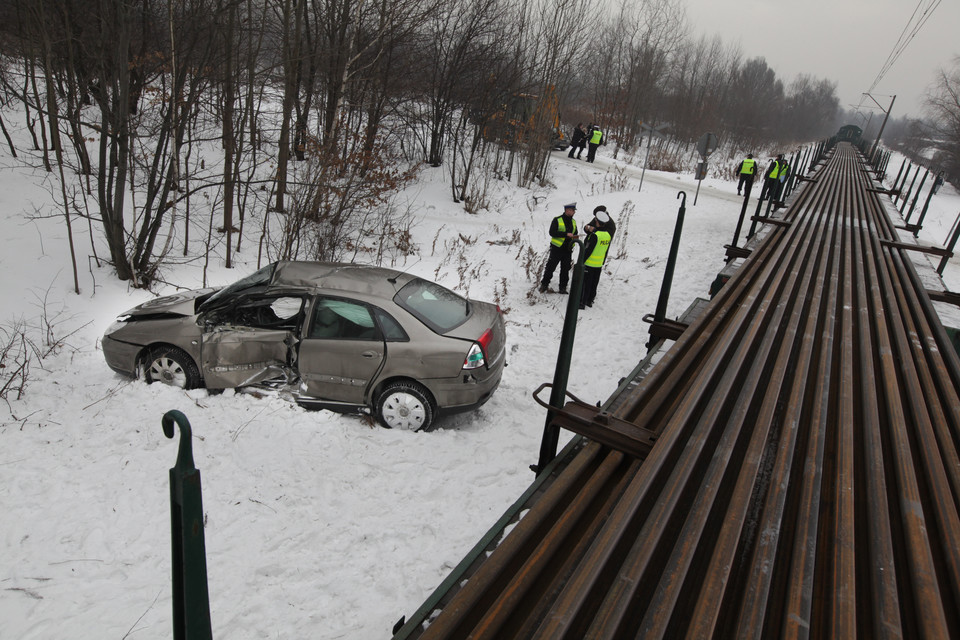 ŁÓDŹ KOBIETA WJECHAŁA AUTEM POD POCIĄG