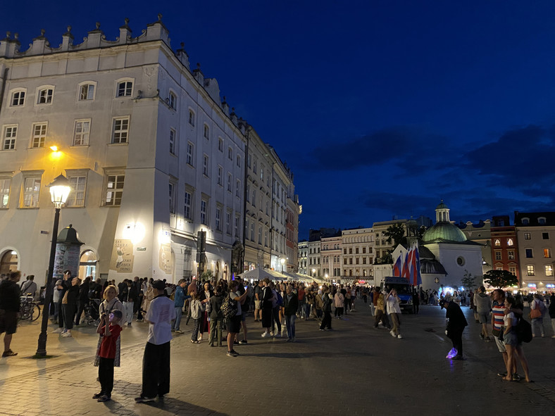 Krakowski rynek tętni życiem całą noc