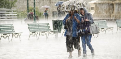 Ze skrajności w skrajność. Potężna ulewa w Łodzi i okolicach. Są alerty RCB