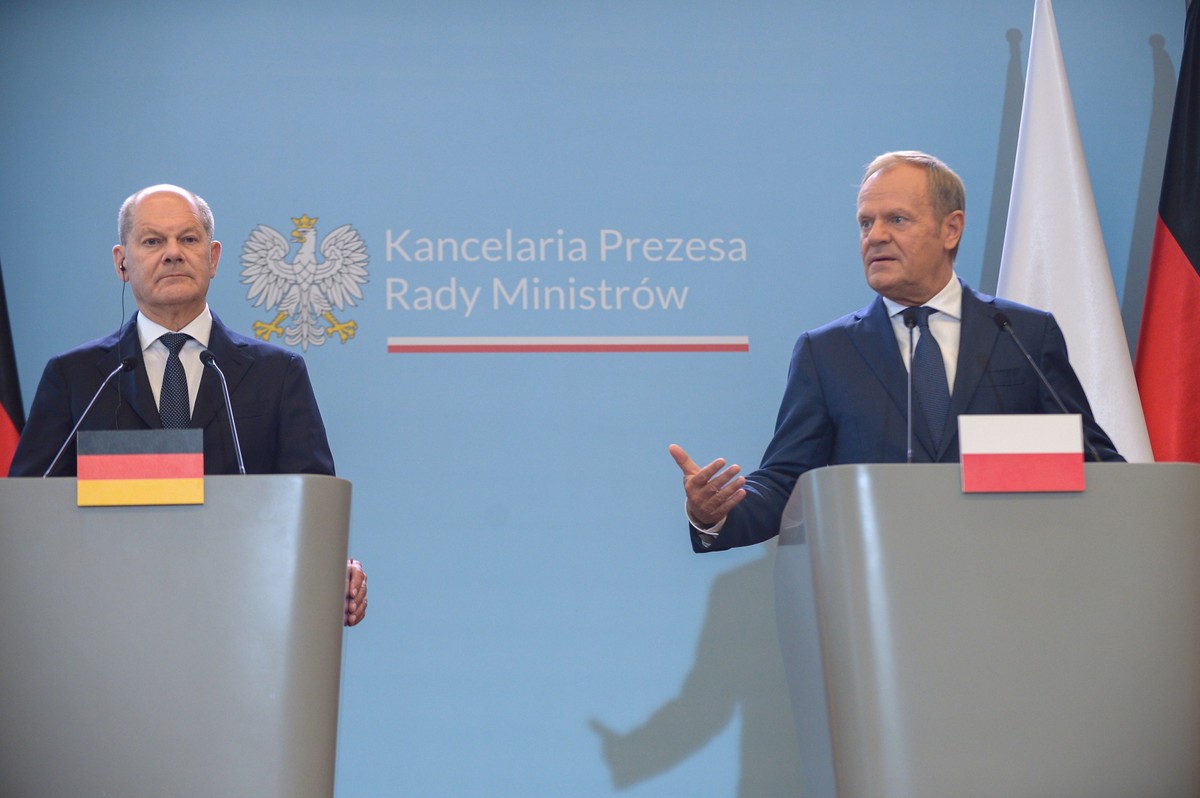 Warszawa, 02.07.2024. Premier Donad Tusk (P) oraz kanclerz Niemiec Olaf Scholz (L) podczas konferencji prasowej w siedzibie Kancelarii Prezesa Rady Ministrów w Warszawie, 2 bm. Premier RP i kanclerz Niemiec przewodniczyli pierwszym od 2018 r. polsko-niemieckim konsultacjom międzyrządowym. (jm) PAP/Marcin Obara