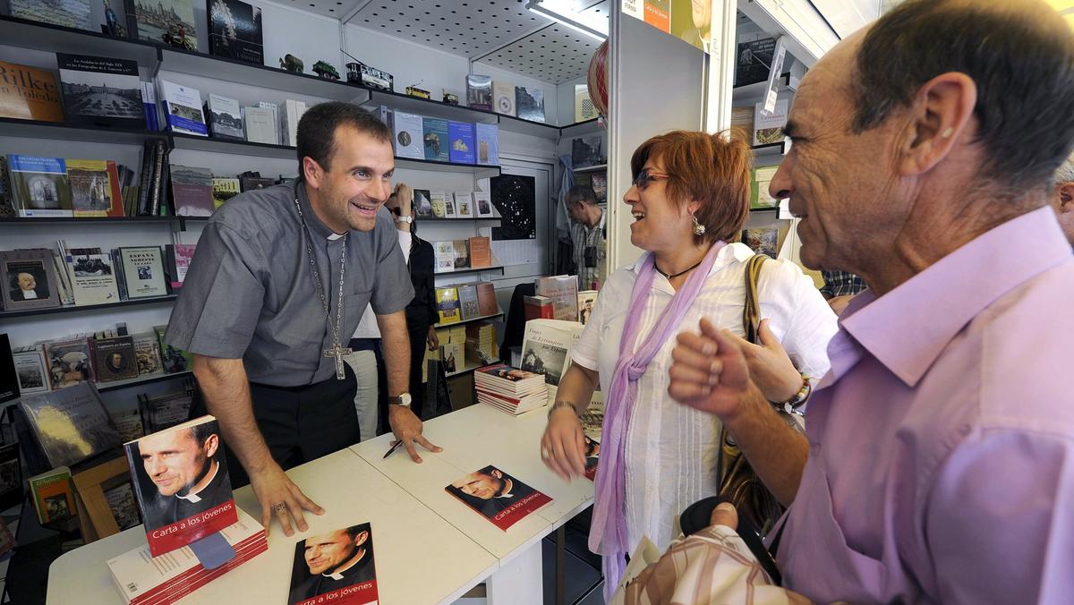Xavier Novell Gomá, hiszpański biskup, podpisuje swoją książkę „List do młodych ludzi podczas Targów Książki w Madrycie, 4 czerwca 2011 r.