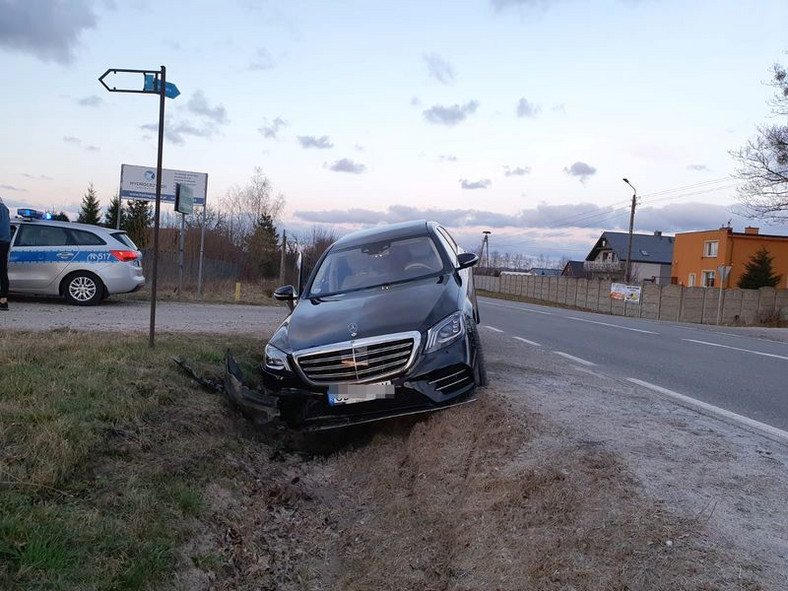 Kierowca Mercedesa Klasy S wpadł do rowu i uciekł z miejsca zdarzenia
